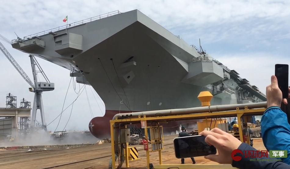 Tàu có tầm hoạt động chỉ vào khoảng 13.000 km ở tốc độ hành trình 16 hải lý giờ tương đương 30 km/h. Biên chế thuỷ thủ đoàn đầy đủ của tàu lên tới 460 người, tương đương với thời gian hoạt động độc lập trên biển tối đa 30 ngày. Nguồn ảnh: Sina.