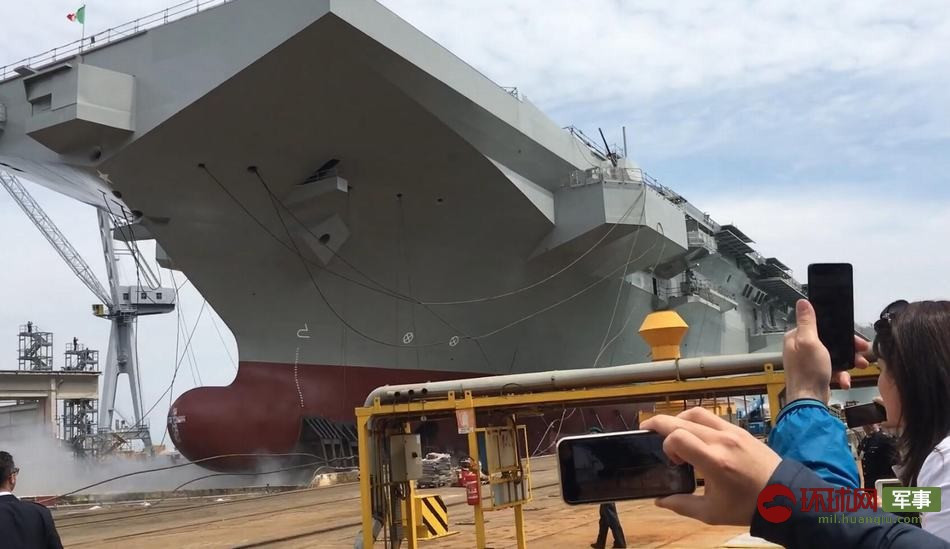 Trieste có độ giãn nước tối đa chỉ 33.000 tấn với chiều dài 245 mét và chiều rộng 36 mét. Tàu được trang bị hệ thống động cơ hai trục chân vịt cùng 4 động cơ diesel công suất mỗi động cơ 28.110 mã lực cho phép nó di chuyển được với tốc độ tối đa lên tới 25 hải lý giờ tương đương 46 km/h. Nguồn ảnh: Sina.