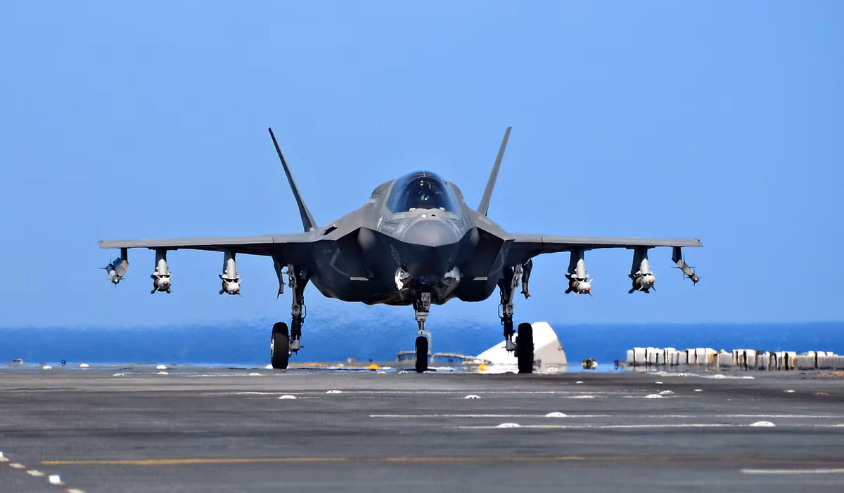 F-35B có tổng cộng 11 giá treo vũ khí trong đó có 6 giá treo ở dưới hai bên cánh, 5 giá treo được đặt trong bụng máy bay. Tuy nhiên do giới hạn về không gian trong khoang bụng, 5 giá treo vũ khí bên trong bụng F-35 rất bị hạn chế khả năng mang vũ khí. Nguồn ảnh: BI.