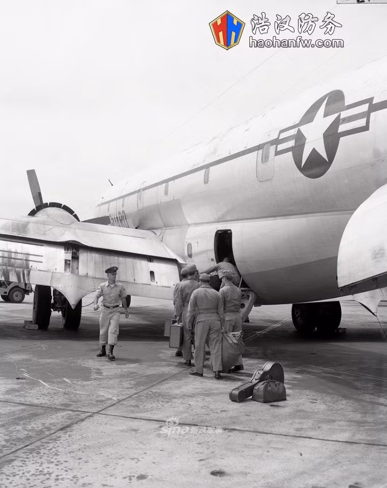 Tổng cộng cũng có tới gần 20 phiên bản C-97 khác nhau được ra đời suốt trong thời gian nó phục vụ Không quân Mỹ. Trong đó có một vài phiên bản đời mới hơn ra đời sau này đều thay thế động cơ cánh quạt bằng động cơ phản lực. Nguồn ảnh: Sina.