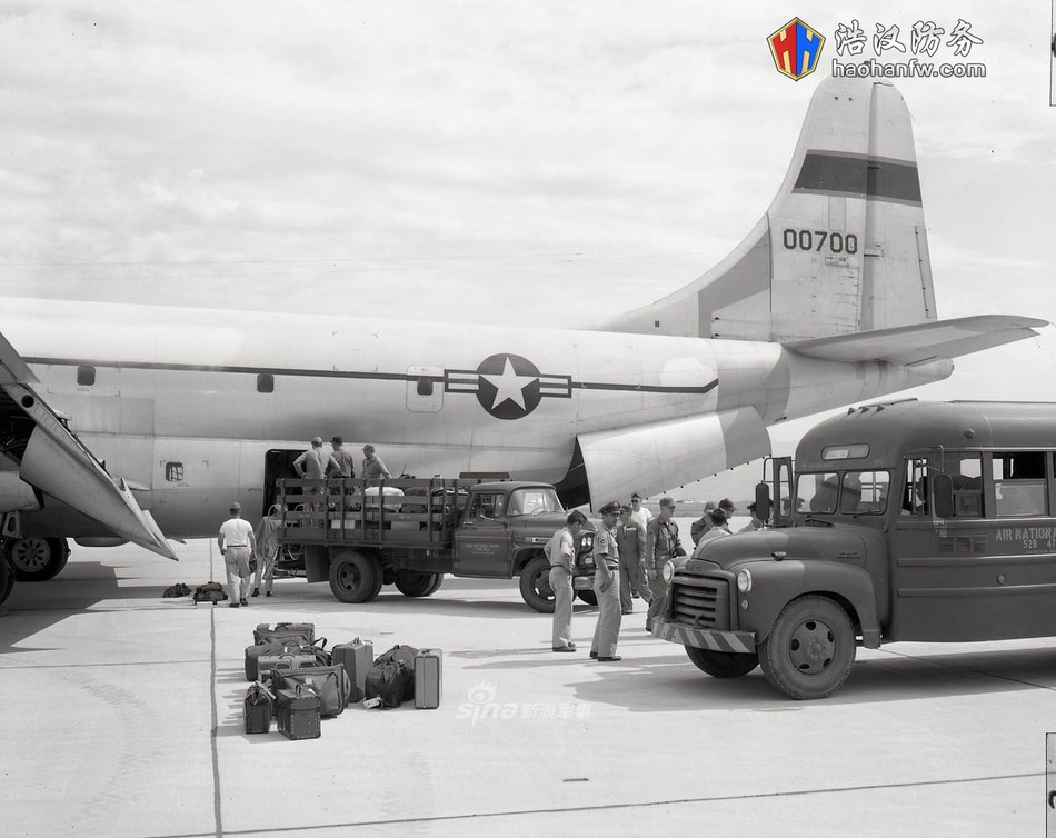 Máy bay có chiều dài 33,7 mét, sải cánh rộng 43,1 mét và có chiều cao 11,7 mét. Trọng lượng rỗng của chiếc vận tải cơ này vào khoảng 37.000 kg trong khi đó trọng lượng cất cánh tối đa có thể lên tới 79.000 kg. Nguồn ảnh: Sina.