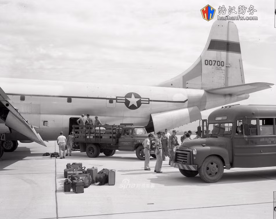 Máy bay có chiều dài 33,7 mét, sải cánh rộng 43,1 mét và có chiều cao 11,7 mét. Trọng lượng rỗng của chiếc vận tải cơ này vào khoảng 37.000 kg trong khi đó trọng lượng cất cánh tối đa có thể lên tới 79.000 kg. Nguồn ảnh: Sina.