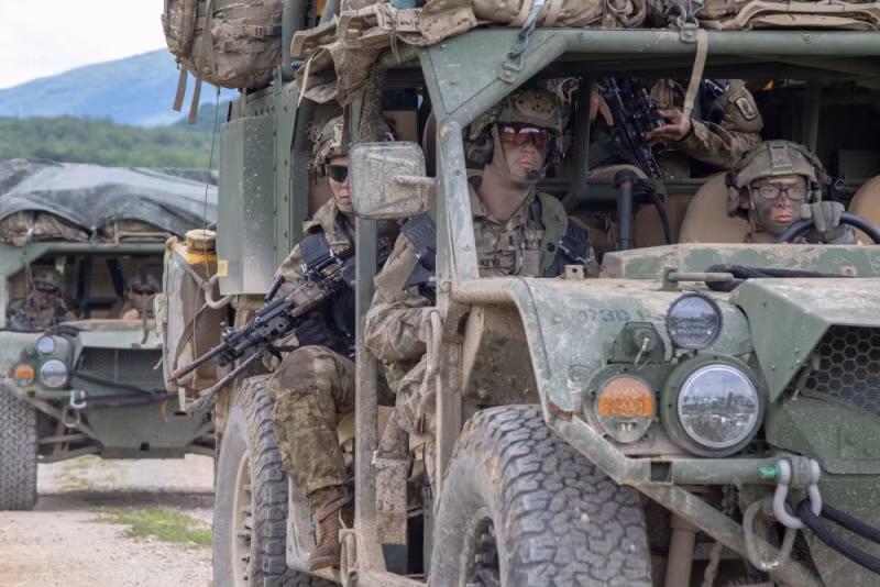 Ngay khi tiếp đất, với các loại trang thiết bị được mang theo, lực lượng lính dù có thể ngay lập tức chiến đấu được ngay mà không cần thời gian tập trung lại lực lượng và hoả lực. Nguồn ảnh: Chosul.