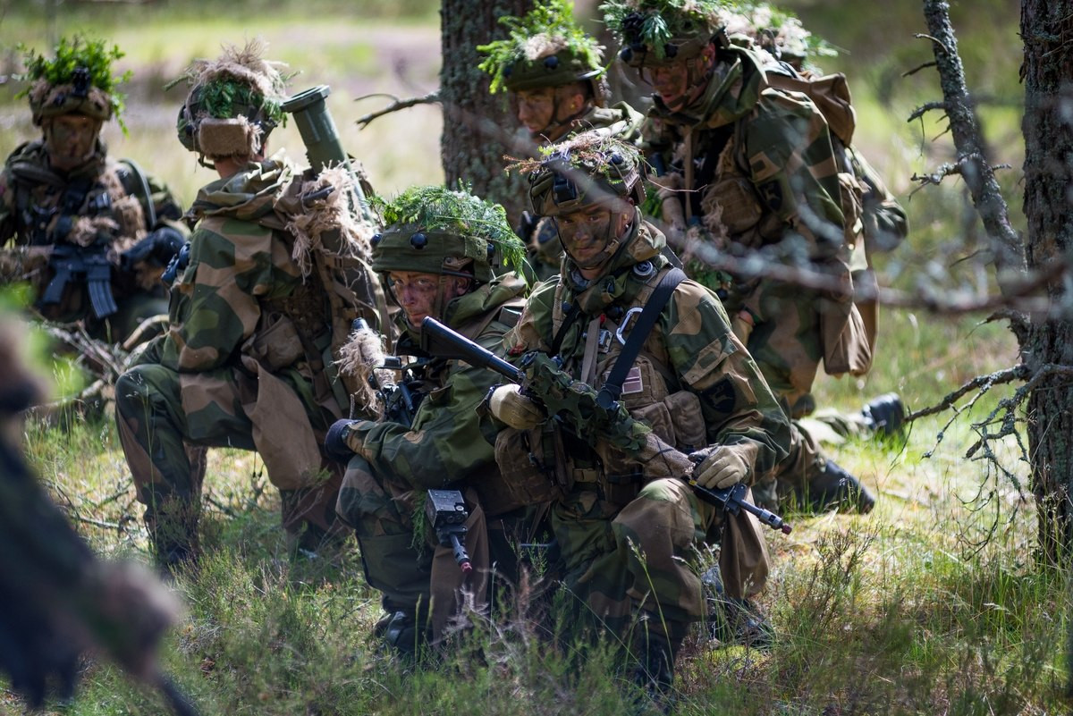 Trong tổ đội súng máy còn có một xạ thủ khác với trang bị súng trường tấn công HK416 cũng chịu trách nhiệm mang theo đạn dự trữ cho khẩu súng máy MG3 và các trang bị thiết yếu khác hỗ trợ cho toàn đội. Nguồn ảnh: WOTnorwegia.