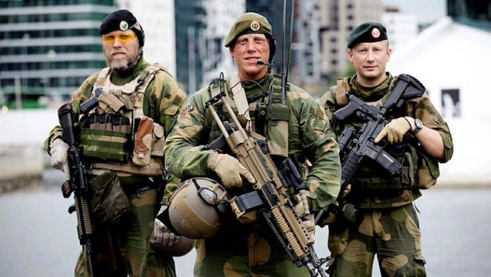 Tổ đội súng máy cũng có một chỉ huy khác, người này có thể coi là tiểu đội phó, chỉ huy đội súng máy và sẵn sàng lên thay tiểu đội trưởng chỉ huy cả tiểu đội khi cần. Trang bị của tiểu đội phó cũng khá gọn nhẹ nhưng kèm theo đó là phải mang theo đạn dự trữ cho khẩu MG3. Nguồn ảnh: WOTnorwegia.