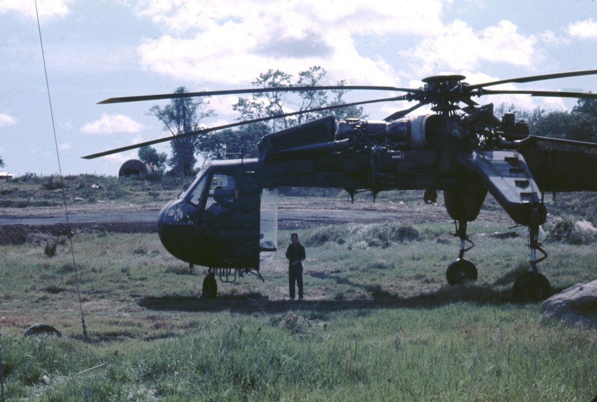 Tuy nhiên nhiều phiên bản chở quân hoặc trạm xá di động của CH-54 cũng được phát triển. Theo đó chiếc trực thăng này chỉ cần gắn thêm một khung vỏ vào phần bụng của nó để có thể tuỳ biến được mục đích sử dụng. Nguồn ảnh: RedstoneArsenal.