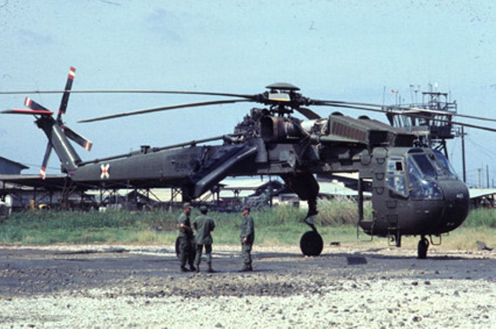CH-54 Tarhe đã từng là một loại trực thăng vận tải hàng siêu cồng kềnh cực kỳ có triển vọng. Tuy nhiên do cắt giảm ngân sách, chương trình cải tiến CH-54 không được thông qua và loại trực thăng này dần được Quân đội Mỹ đẩy sang cho Vệ binh Quốc gia sử dụng tiếp còn Lục quân Mỹ chuyển qua dùng CH-47. Nguồn ảnh: RedstoneArsenal.