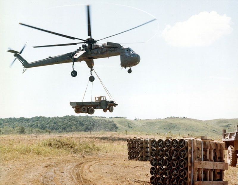 Loại trực thăng này được quân đội Mỹ sử dụng rất rộng rãi trên chiến trường Việt Nam như một loại phương tiện vận tải các loại hàng hoá hay vũ khí quá khổ trên chiến trường có hệ thống giao thông đường bộ kém cỏi này. Nguồn ảnh: RedstoneArsenal.
