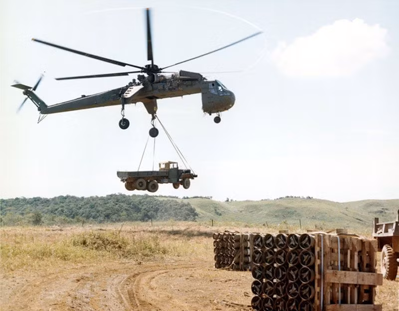 Loại trực thăng này được quân đội Mỹ sử dụng rất rộng rãi trên chiến trường Việt Nam như một loại phương tiện vận tải các loại hàng hoá hay vũ khí quá khổ trên chiến trường có hệ thống giao thông đường bộ kém cỏi này. Nguồn ảnh: RedstoneArsenal.