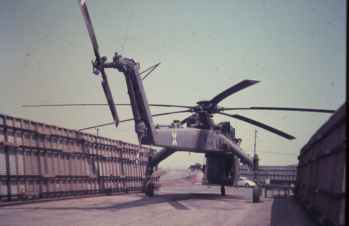 Dù đã được cho về hưu hết vào năm 1991, tuy nhiên tính tới năm 2014 loại trực thăng vận tải kỳ dị này vẫn đang nắm giữ kỷ lục là trực thăng lấy độ cao nhanh nhất khi tăng độ cao từ 3000 mét lên 6000 và 9000 mét. Kỷ lục này được CH-54 thiết lập từ năm 1971. Nguồn ảnh: RedstoneArsenal.