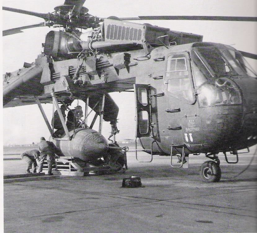 Hoặc thậm chí quân đội Mỹ còn sáng kiển ra việc gắn thêm khung cho CH-54 có khả năng ném bom. Nguồn ảnh: RedstoneArsenal.