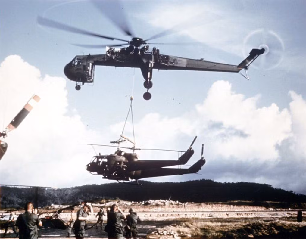 Tổng cộng chỉ có 105 chiếc CH-54 từng được sản xuất. Loại trực thăng này có sải cánh rộng tới 22 mét với 6 lá cánh quạt, có trọng lượng rộng vào khoảng và trọng lượng cất cánh tối đa lên tới 21 tấn. Nguồn ảnh: RedstoneArsenal.