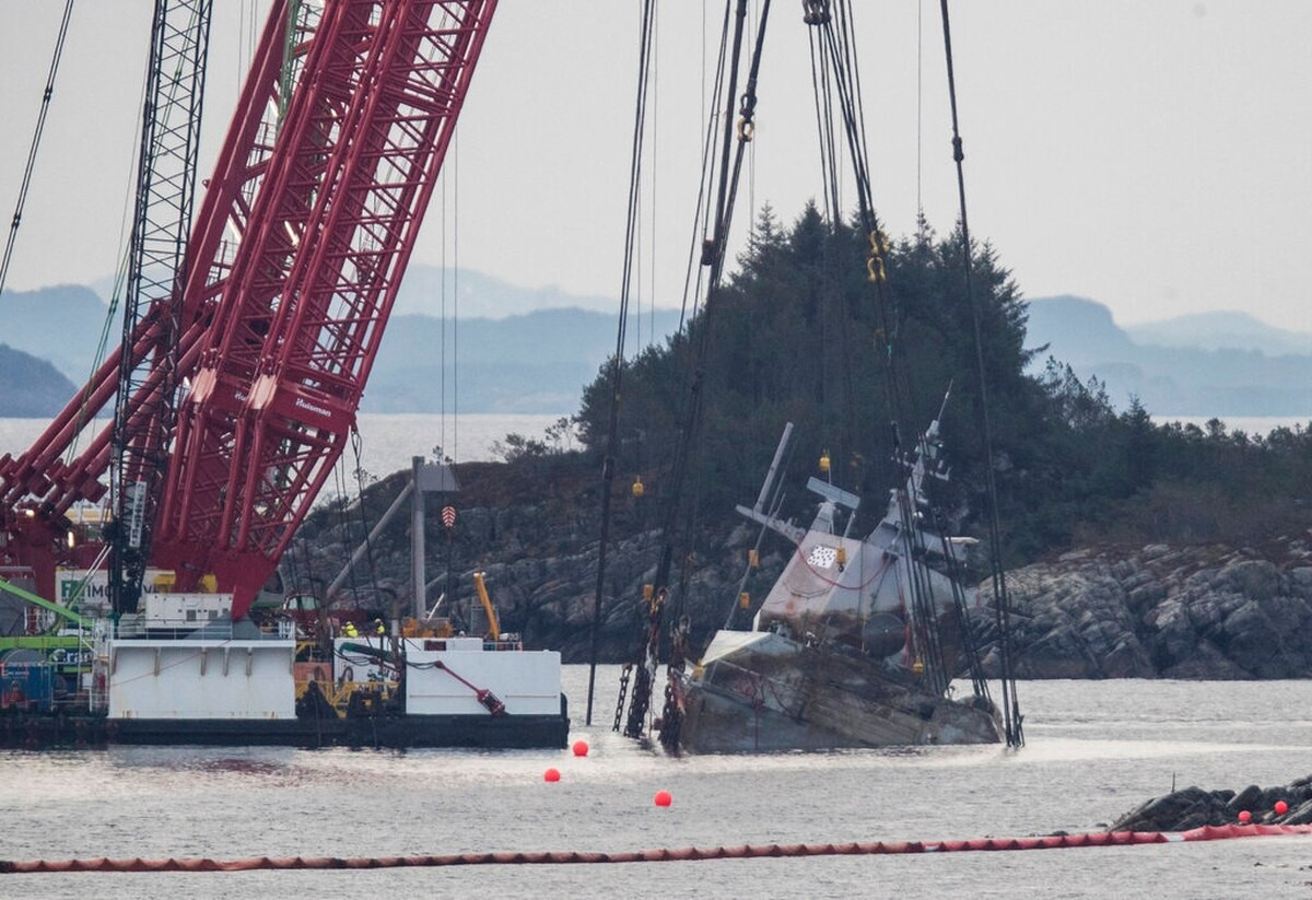 Ngoài việc tìm kiếm phương án thay thế cho tàu KNM Helge Ingstad, hải quân Na Uy cũng đang tính tới chuyện xử lý "đống sắt vụn" KNM Helge Ingstad sao cho thoả đáng. Cụ thể, các phương án bao gồm cả phương án dỡ xác để tái chế cũng đã được bàn tới. Nguồn ảnh: QQ.
