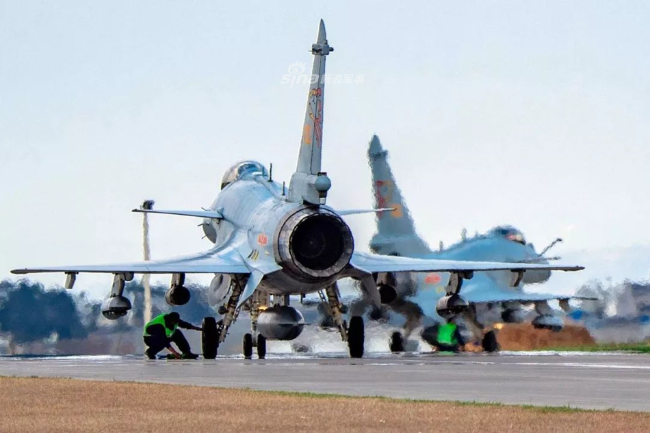 Tuy chỉ là loại tiêm kích có một động cơ, J-10 vẫn được trang bị tới 11 giá treo tổng cộng. Các giá treo của J-10 được chia làm 6 giá treo dưới hai cánh, 2 giá treo ở hai đầu cánh và 3 giá treo dưới bụng. Tổng cộng J-10 mang theo được 7 tấn vũ khí hoặc bình nhiên liệu phụ. Nguồn ảnh: Sina.