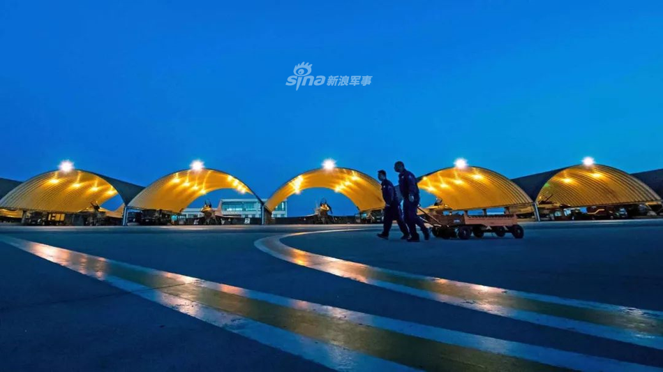 Loại vũ khí thường thấy nhất của tiêm kích J-10 của Trung Quốc trong những cuộc tập trận là pod pháo phản lực phóng loạt loại 90mm. Ngoài ra chiếc tiêm kích này còn mang theo được các loại tên lửa không đối không như PL-8 (Phích Lịch 8), PL9, PL-10, PL-11, PL-12 hay PL-15. Nguồn ảnh: Sina.