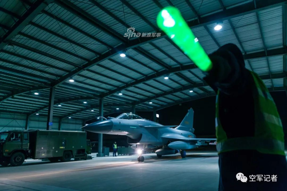 Trong khi đó, tên lửa PL-15 lại nguy hiểm hơn nhiều khi nó mới chỉ được gia nhập biên chế Không quân Trung Quốc từ năm 2016 tới nay. PL-15 có tầm hoạt động lên tới 150 km và thậm chí phiên bản cải tiến của nó còn có tầm phóng lên tới 400 km. Nguồn ảnh: Sina.