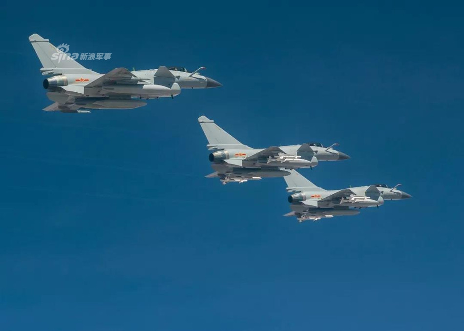 Hai phiên bản còn lại là FC-20 được sản xuất chỉ với mục đích xuất khẩu và J-10B TVC được thiết kế để trình diễn với động cơ cải tiến cùng với khả năng siêu cơ động trên không, có thể thực hiện được động tác Rắn Hổ Mang huyền thoại của Liên Xô trước đây. Nguồn ảnh: Sina.