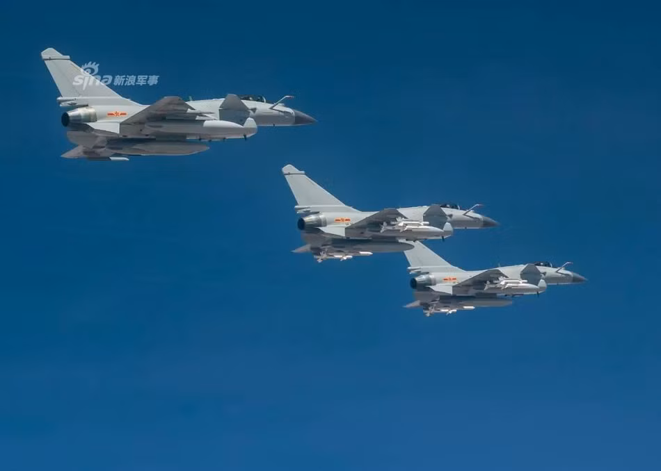 Hai phiên bản còn lại là FC-20 được sản xuất chỉ với mục đích xuất khẩu và J-10B TVC được thiết kế để trình diễn với động cơ cải tiến cùng với khả năng siêu cơ động trên không, có thể thực hiện được động tác Rắn Hổ Mang huyền thoại của Liên Xô trước đây. Nguồn ảnh: Sina.