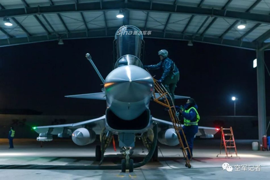 Trong đó PL-8 là loại tên lửa không đối không tương tự như Python-3 của Israel, có trọng lượng tổng cộng 115 kg, dài 2,95 mét và mang theo đầu đạn 11 kg. Loại tên lửa này có tầm bắn tối đa 20 km và tốc độ cao nhất có thể đạt được lên tới Mach 3.5. Nguồn ảnh: Sina.