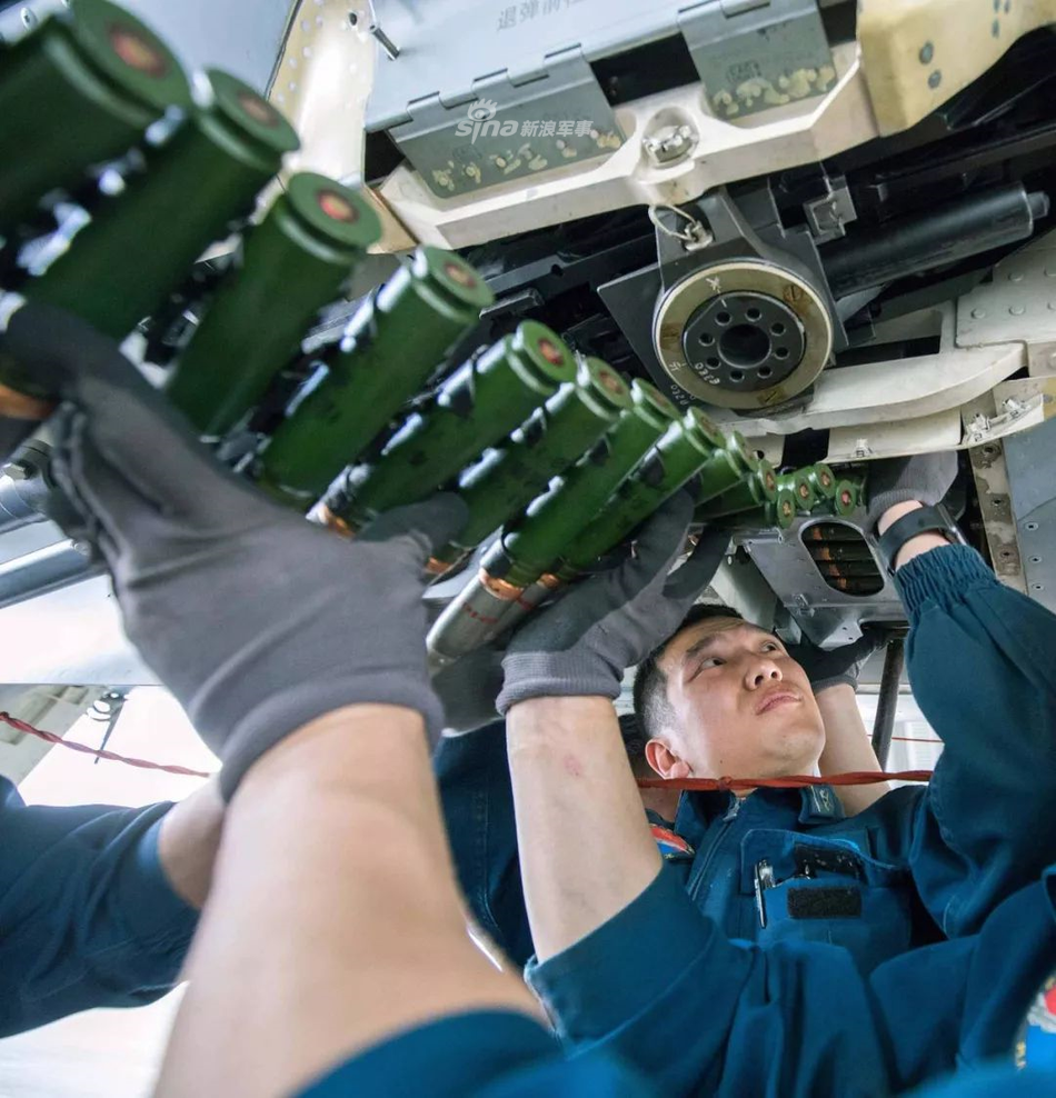 Hoả lực chính của chiến đấu cơ J-10 bao gồm một khẩu pháo hai nòng cỡ 23mm loại GSh-23. Đây là khẩu pháo do Liên Xô sản xuất từ năm 1965 nhưng tới nay vẫn được sử dụng ở nhiều quốc gia trên thế giới. Nguồn ảnh: Sina.