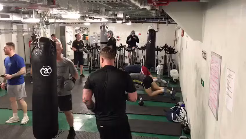 Điều này khiến cho tàu sân bay đời mới của Anh có một diện tích sử dụng rất lớn khi độ giãn nước của nó kém các tàu sân bay lớp Nimitz của Mỹ chỉ khoảng 1/3 nhưng số lượng thuỷ thủ đoàn lại ít hơn tới 1/6. Nguồn ảnh: Sina.