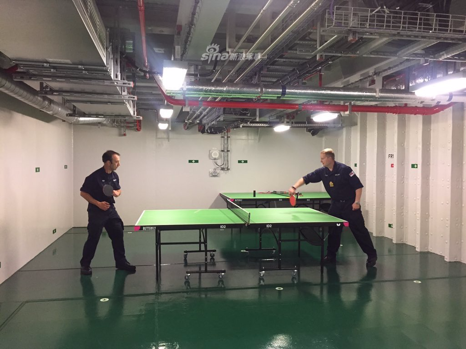 Theo thiết kế, tàu sân bay HMS Queen Elizabeth sẽ có khả năng mang theo tối đa từ 24 cho tới 36 máy bay chiến đấu có khả năng cất cánh trên đường băng ngắn và hạ cánh thẳng đứng kèm theo khoảng 14 trực thăng. Nguồn ảnh: Sina.