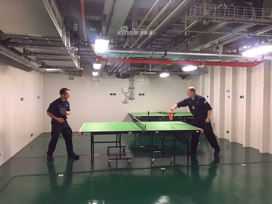 Theo thiết kế, tàu sân bay HMS Queen Elizabeth sẽ có khả năng mang theo tối đa từ 24 cho tới 36 máy bay chiến đấu có khả năng cất cánh trên đường băng ngắn và hạ cánh thẳng đứng kèm theo khoảng 14 trực thăng. Nguồn ảnh: Sina.