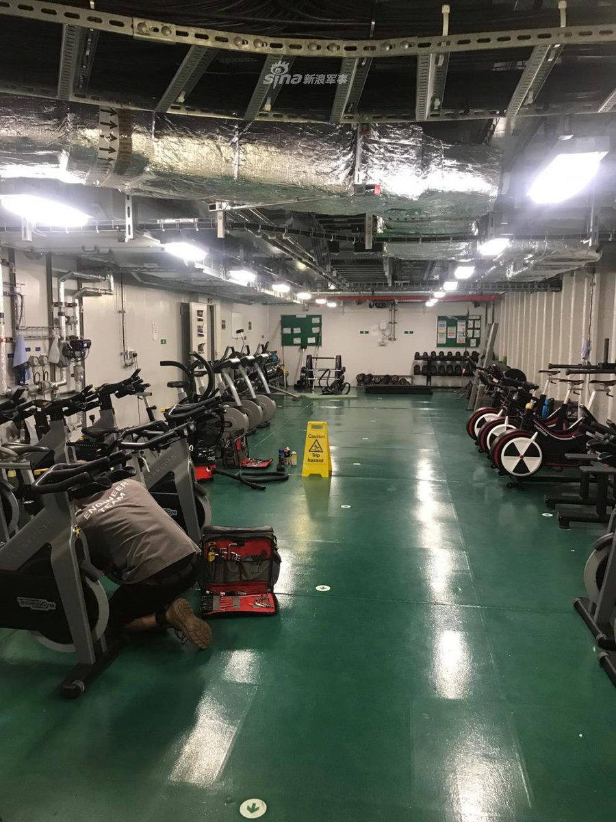 Không giống với các tàu chiến cỡ lớn của Nga, dường như bên trong tàu sân bay HMS Queen Elizabeth không có khu vực buồng tắm xông hơi và bể bơi. Nguồn ảnh: Sina.