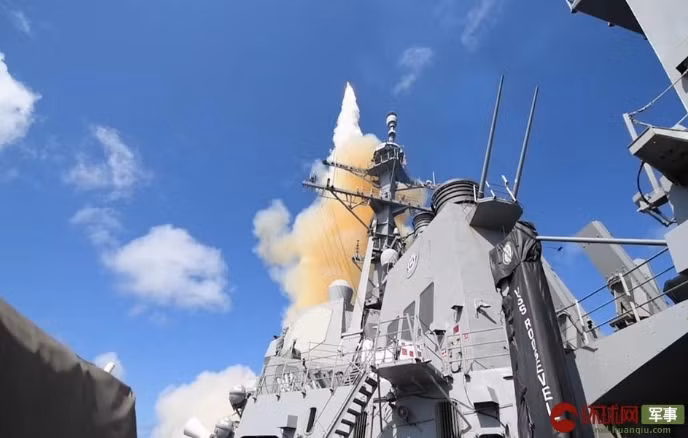 Điểm khác biệt lớn nhất giữa FREMM Pháp và FREMM trong biên chế Italia đó là số lượng hải pháo. Trong khi FREMM của Pháp chỉ có duy nhất một khẩu hải pháo cỡ 76mm thì phía Italia lại trang bị tới 2 khẩu pháo 76mm hoặc một khẩu pháo 127mm. Nguồn ảnh: QQ.