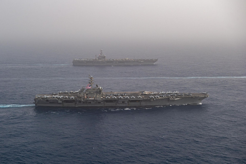 Tàu USS Abraham Lincoln (phía trước) di chuyển cùng tày sân bay USS John C. Stennis trên biển Địa Trung Hải.