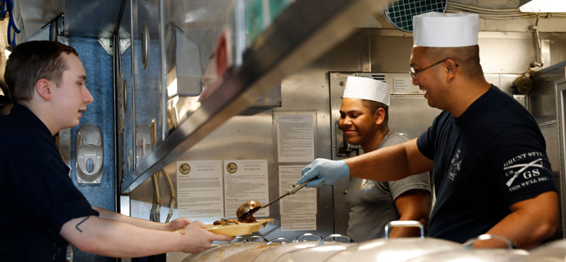 Các đầu bếp đang phục vụ bữa ăn trên tàu.