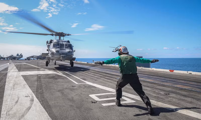 Trực thăng MH-60S Sea Hawk chở Tổng thống Albania Ilir Meta hạ cánh xuống tàu sân bay của Mỹ hôm 1/5/2019 khi con tàu di chuyển trên biển Adriatic.