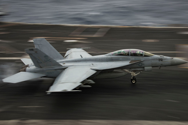Một chiếc F/A-18F Super Hornet hạ cánh trên tàu sân bay USS Abraham Lincoln.