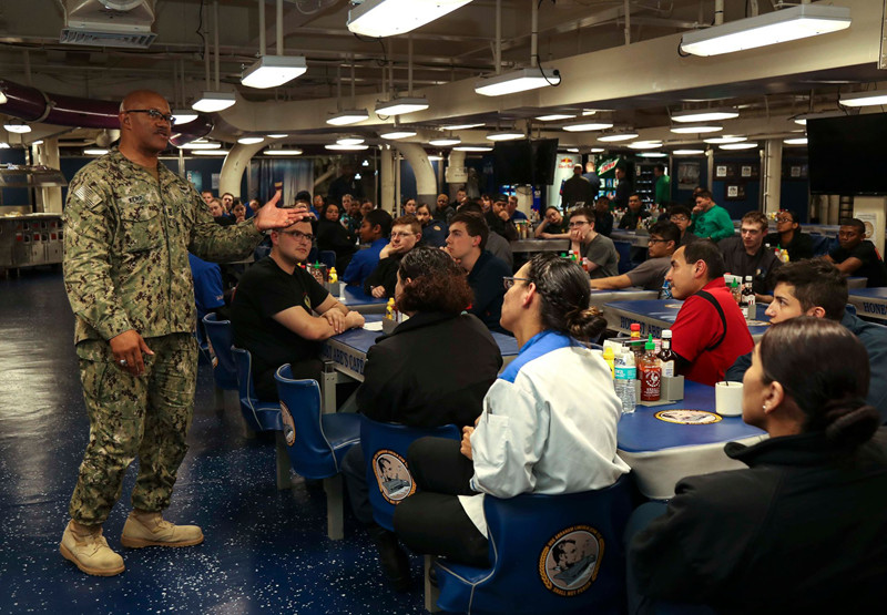 Người phụ trách Hạm đội Âu-Phi của Hải quân Mỹ, Raymond Kemp đang trao đổi cùng các thủy thủ trên tàu.