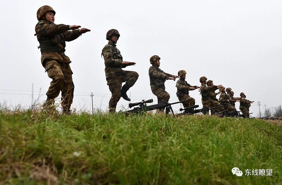 Lính bắn tỉa Trung Quốc chuẩn bị thực hiện bài bắn với khẩu súng bắn tỉa QBU-88. Nguồn ảnh: Sina.