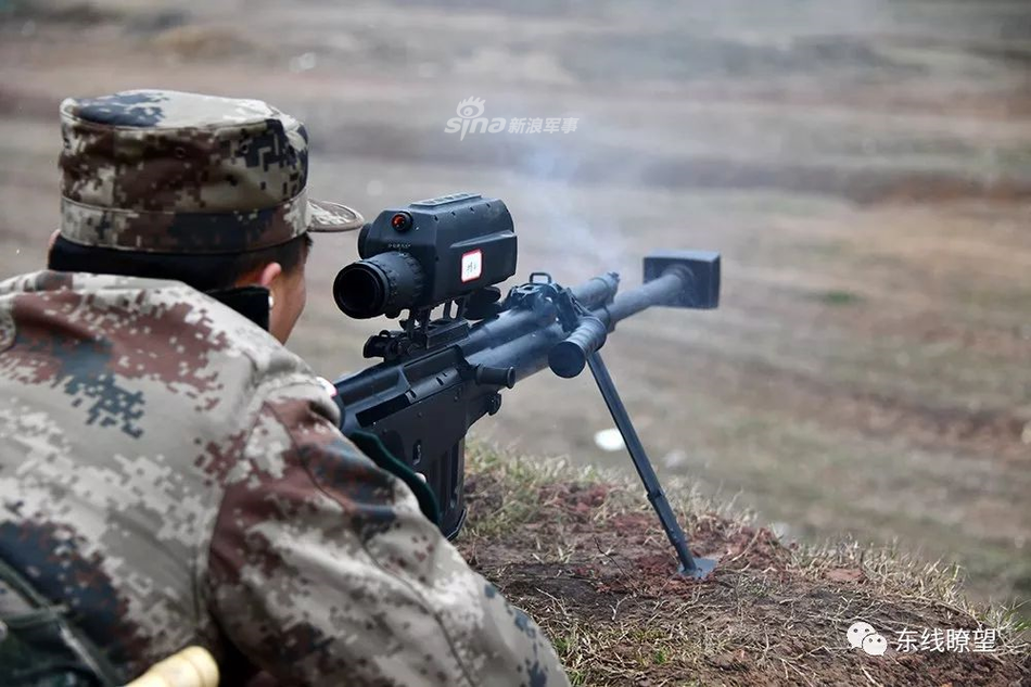 Súng bắn tỉa QBU-10 được tích hợp một kính ngắm có độ phóng đại 8x cùng với kinh snhinf đêm, thiết bị đo xa và máy tính đạn đạo. Nòng súng được trang bị bộ hãm giật rất lớn để giảm độ giật của súng khi khai hoả. Nguồn ảnh: Sina.