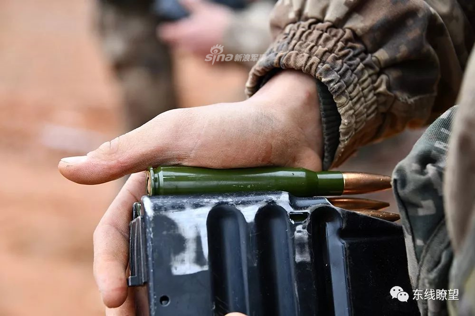 Đây là loại súng sử dụng cỡ đạn 12,7x108mm chuẩn Liên Xô. Khác với các loại súng bắn tỉa cỡ 12,7mm khác, súng bắn tỉa QBU-10 được Trung Quốc quảng cáo là loại súng có nhiệm vụ... chống trực thăng là chính. Nguồn ảnh: Sina.