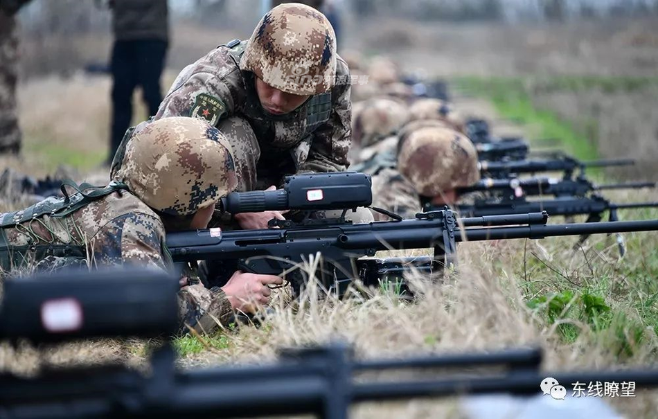 Với khẩu súng bắn tỉa QBU-10 nặng tới 13,3 kg, việc giữ súng bằng hai tay trong thời gian dài là điều bất khả thi, xạ thủ buộc phải đặt súng chống càng xuống đất. Nguồn ảnh: Sina.