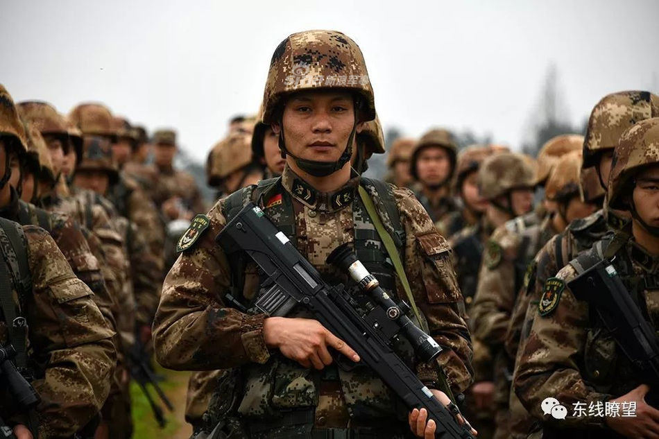 Trong đó có khẩu súng bắn tỉa QBU-88 là khẩu súng bắn tỉa phổ biến nhất của Quân đội Trung Quốc. Đây là khẩu súng bắn tỉa ra đời từ năm 1997 và có độ chính xác rất cao trong tầm bắn từ 1000 mét trở lại. Nguồn ảnh: Sina.