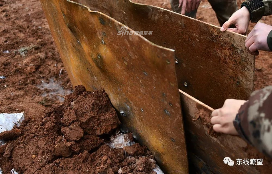 Những tấm bia thép dày vài milimet bị súng bắn tỉa QBU-10 đục thủng xuyên qua cả ba tấm. Nguồn ảnh: Sina.