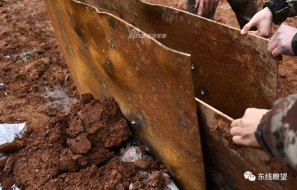 Những tấm bia thép dày vài milimet bị súng bắn tỉa QBU-10 đục thủng xuyên qua cả ba tấm. Nguồn ảnh: Sina.