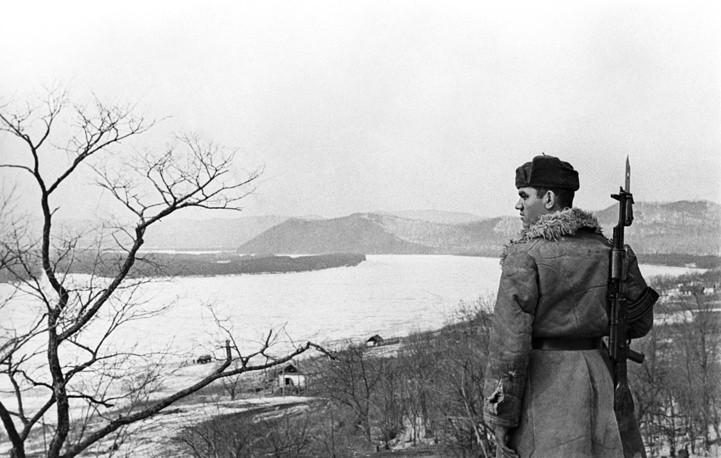 Lính biên phòng Liên Xô bên bờ sông Ussuri - biên giới tự nhiên giữa Liên Xô và Trung Quốc. Giữa con sông này là một hòn đảo rất lớn mang tên Damansky - nơi diễn ra tranh chấp giữa Moscow và Bắc Kinh. Tới nay, hòn đảo này thuộc quyền kiểm soát của Trung Quốc. Nguồn ảnh: TASS.