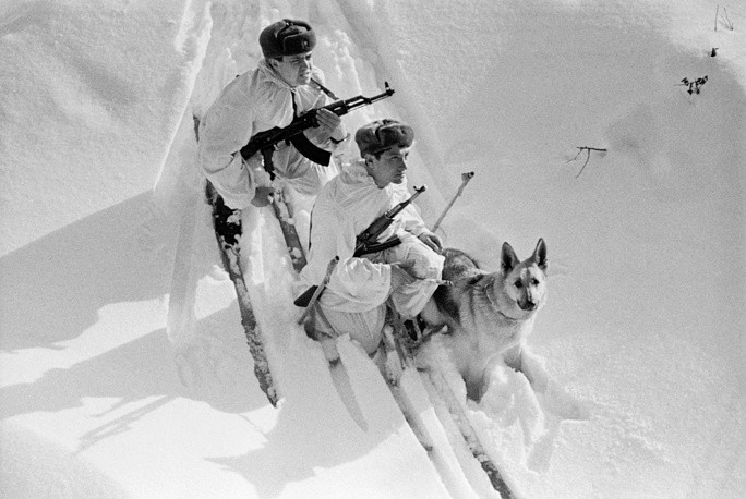 Tuỳ theo khí hậu từng khu vực mà các kỹ năng, chiến thuật và phương thức tuần tra của lực lượng biên phòng Liên Xô/Nga sẽ thay đổi. Nguồn ảnh: TASS.