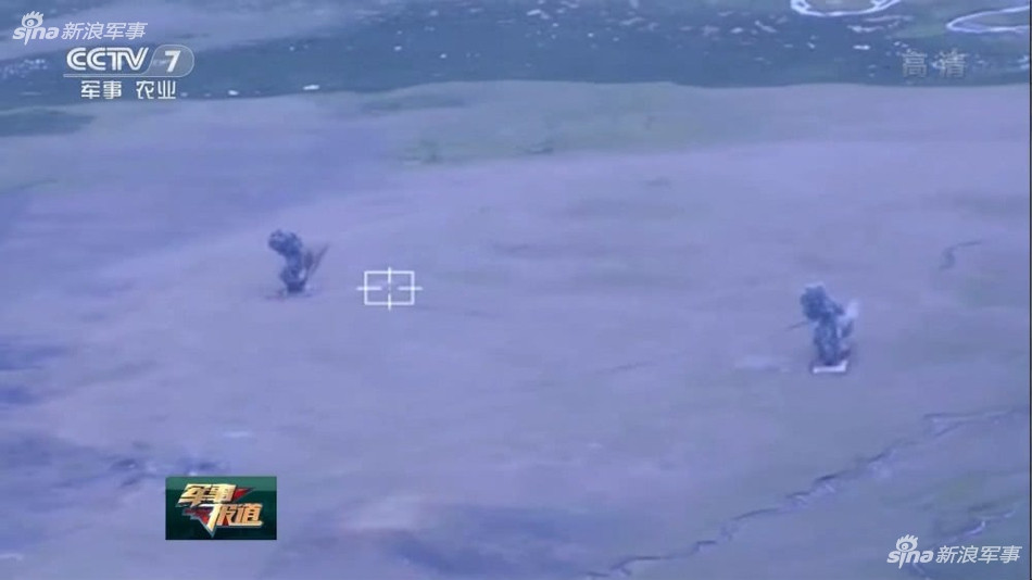 Ngoài ra, PHL-03 còn hầu như tự động hoàn toàn và có thể vận hành dễ dàng chỉ với kíp chiến đấu bốn người. Ảnh: Hệ thống máy bay không người lái được sử dụng để quan sát điểm rơi của pháo phản lực PHL-03. Nguồn ảnh: Sina.