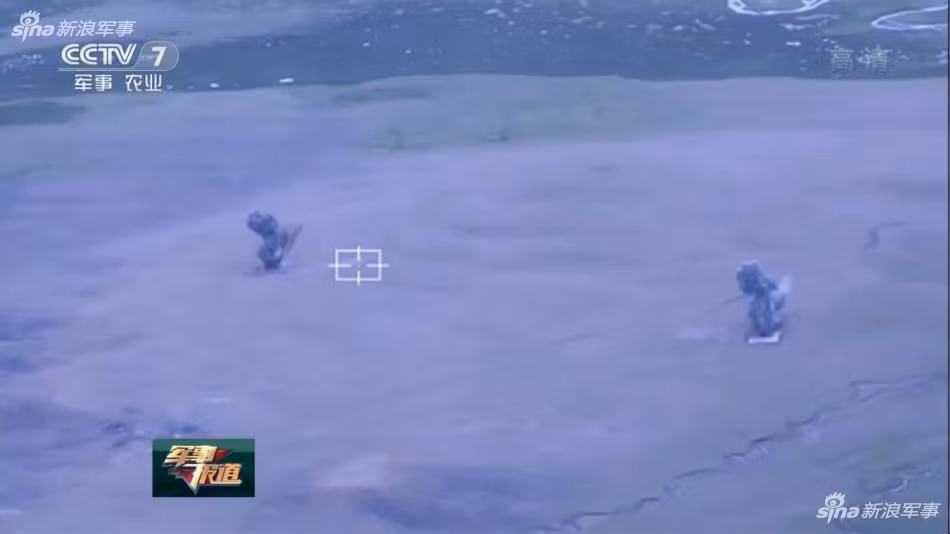 Ngoài ra, PHL-03 còn hầu như tự động hoàn toàn và có thể vận hành dễ dàng chỉ với kíp chiến đấu bốn người. Ảnh: Hệ thống máy bay không người lái được sử dụng để quan sát điểm rơi của pháo phản lực PHL-03. Nguồn ảnh: Sina.