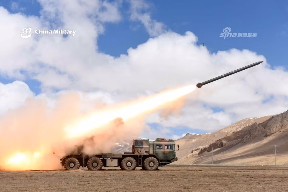 Quân đội Trung Quốc thậm chí còn cho xuất khẩu loại pháo phản lực này ra nước ngoài dưới tên gọi AR2. Hiện tại Ma Rốc là quốc gia sở hữu số lượng AR2 nhiều nhất với một tiểu đoàn tương đương 36 dàn phóng. Nguồn ảnh: Sina.