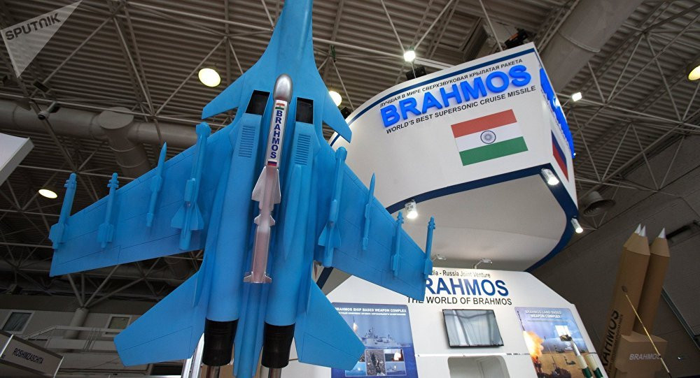 Với Su-30MKI, để mang theo được quả tên lửa BrahMos-A, hệ thống giá treo dưới bụng máy bay đã phải được gia cố lại, thậm chí nhiều nguồn tin còn cho rằng một giá treo nữa ở dưới bụng Su-30MKI song song với giá treo cũ đã được thiết kế thêm vào để có thể treo được quả tên lửa BrahMos-A trên hai giá cùng lúc. Nguồn ảnh: Sputnik.
