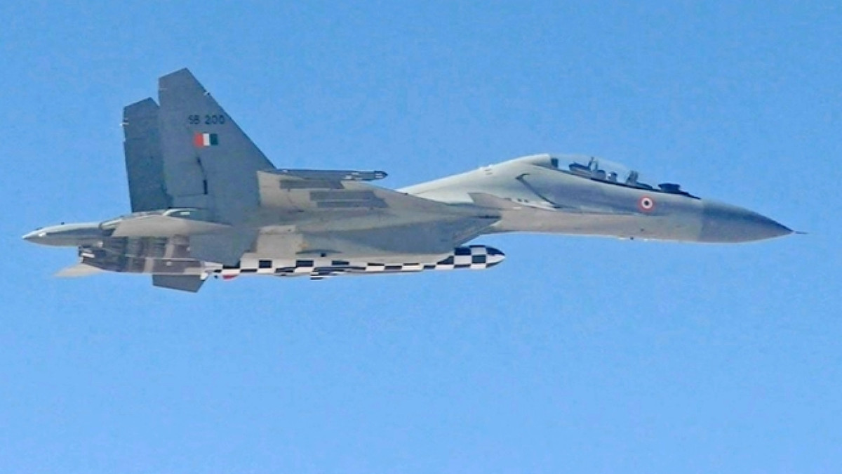 Hiện tại, 40 tiêm kích Su-30MKI của Không quân Ấn Độ đã được hoán cải lại hệ thống giá treo để có thể mang theo được tên lửa BrahMos-A. Quá trình thay đổi lại giá treo này chỉ tốn vài ba năm cho tổng cộng 40 chiếc Su-30MKI đồng nghĩa với việc đây không phải là một công việc quá khó khăn và đòi hỏi kỹ thuật cao. Nguồn ảnh: Sputnik.