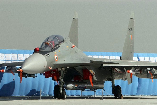 Theo thiết kế của Ấn Độ, sau khi thả từ máy bay Su-30 mà cụ thể ở đây là Su-30MKI của nước này quả tên lửa BrahMos-A sẽ rơi tự do trong khoảng cách từ 100 tới 150 mét trước khi khởi động hệ thống đánh lửa và bắt đầu bay hành trình. Nguồn ảnh: Sputnik.