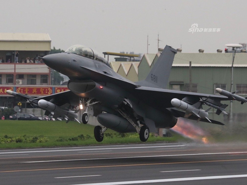 Mỗi sân bay dã chiến như thế này có thể có chiều dài từ 1000 cho tới 3000 mét - bằng với chiều dài đường băng của một sân bay tiêu chuẩn. Tiêu chuẩn về mặt đường của đằng băng sân bay với đường cao tốc về cơ bản cũng khá tương đồng. Nguồn ảnh: Sina.